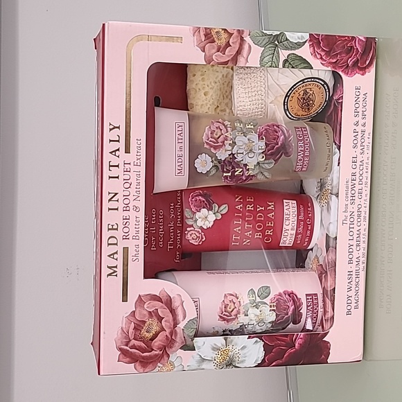 made in italy Other - Made in Italy Rose Bouquet Shea butter & Natural Extract Box Set Brand New